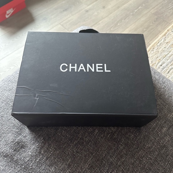 Black purse with box, dust bag, all cards and ribbon. - Picture 11 of 16